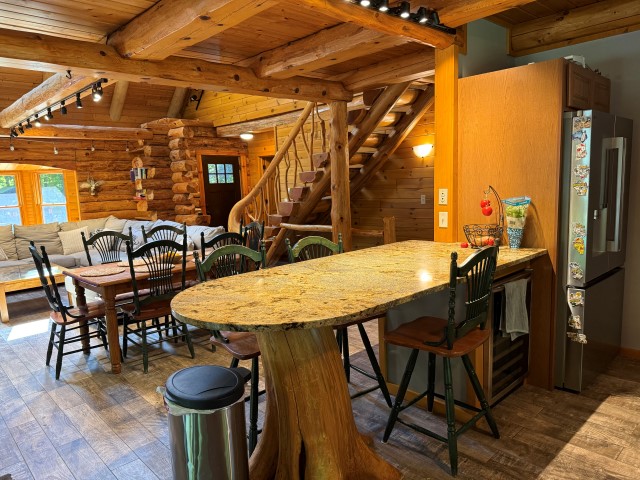 The Log Home “Shanoule” – 27715 Paid een Og’s Road